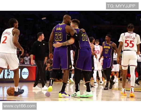 湖人队成功交易获得明星球员，实力大幅提升，冠军梦再起